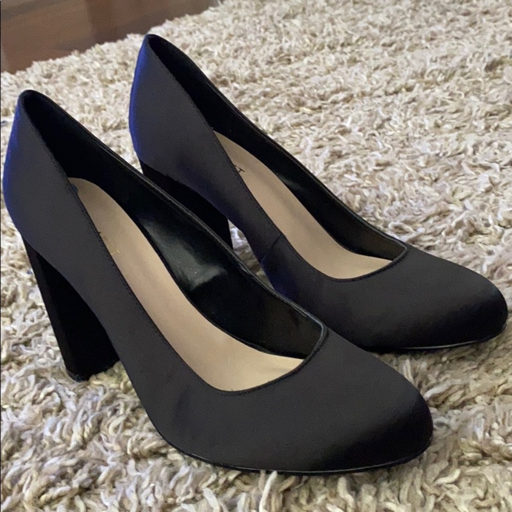 New Nine West satin black pumps size 8